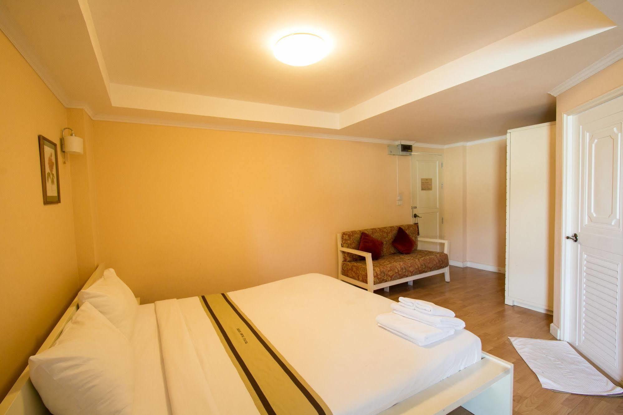 Triple Palms House Hotel Chiang Mai Buitenkant foto