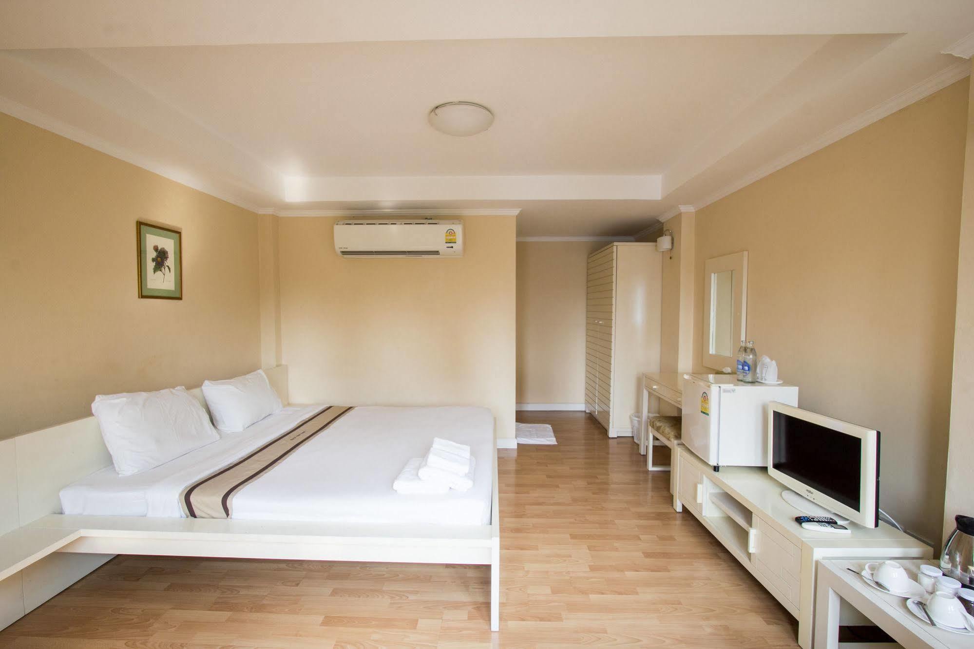 Triple Palms House Hotel Chiang Mai Buitenkant foto